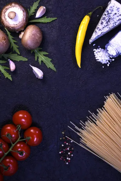 Mantarlı makarna hazırlamak için gerekli malzemeler. Spagetti, domates, peynir, mantar, biber, roka, sarımsak..