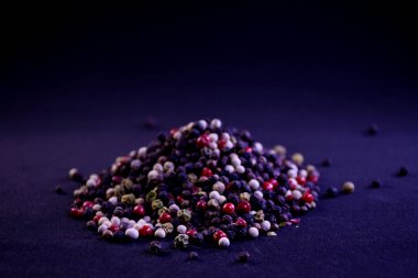 Yüzeye saçılmış siyah arka planda karabiber.