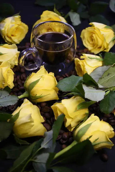 Kahve çekirdeklerinin üzerinde koyu kahve ve sarı güller.