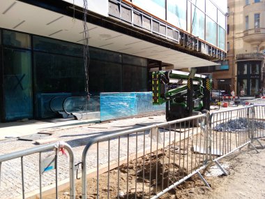 Binanın ve binaların etrafındaki tamirat işleri.