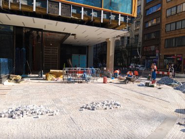 Binanın ve binaların etrafındaki tamirat işleri.