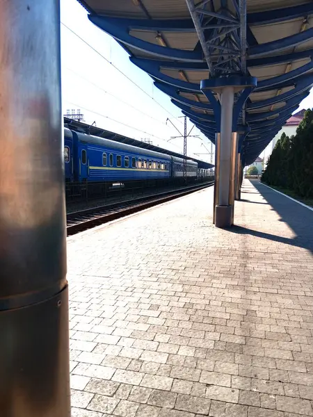 Boş bir sabah istasyonunda mavi Ukrayna treni