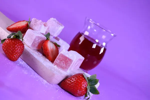 Taze çilek ve meyve çayıyla Türk lokumu