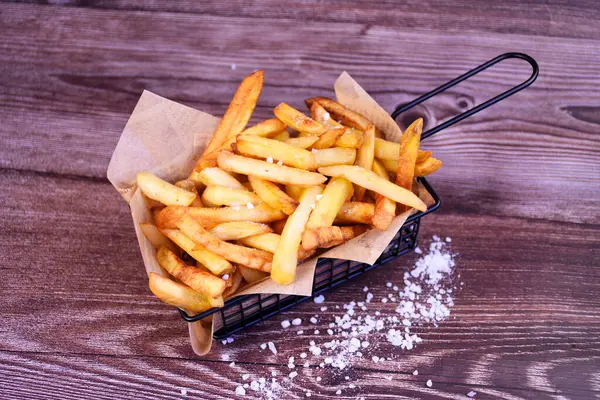 Ahşap arka planda kızartma sepeti.