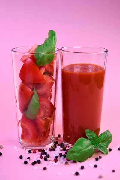 Bardakta taze domates ve domates suyu. Biber ve kabuklu tuz yüzeyde. Sağlıklı beslenme.