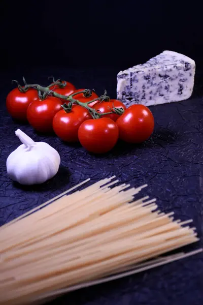 Makarna malzemeleri. Spagetti, domates, peynir..