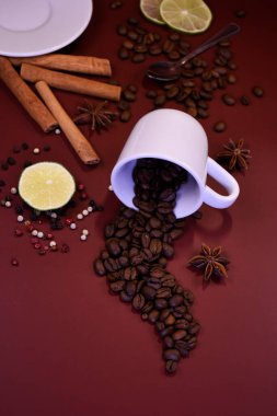 Yüzeyde tarçınlı kahve çekirdekleri ve kakule. Durgun hayat.