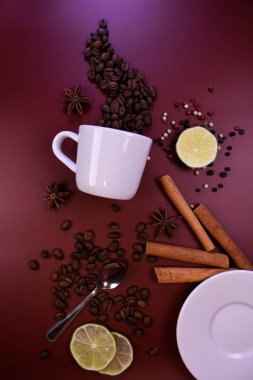 Yüzeyde tarçınlı kahve çekirdekleri ve kakule. Durgun hayat.