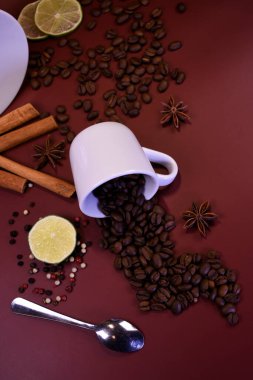 Yüzeyde tarçınlı kahve çekirdekleri ve kakule. Durgun hayat.