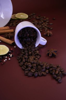 Yüzeyde tarçınlı kahve çekirdekleri ve kakule. Durgun hayat.