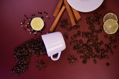 Yüzeyde tarçınlı kahve çekirdekleri ve kakule. Durgun hayat.