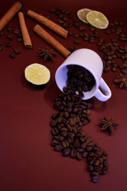 Yüzeyde tarçınlı kahve çekirdekleri ve kakule. Durgun hayat.