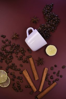 Yüzeyde tarçınlı kahve çekirdekleri ve kakule. Durgun hayat.