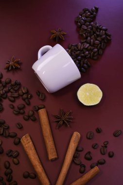 Yüzeyde tarçınlı kahve çekirdekleri ve kakule. Durgun hayat.