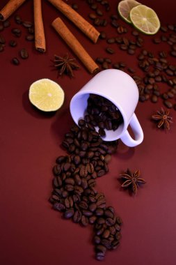 Yüzeyde tarçınlı kahve çekirdekleri ve kakule. Durgun hayat.