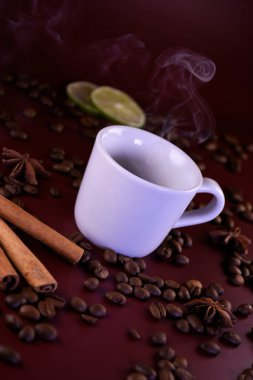 Beyaz bardakta dumanlı mis kokulu kahve.