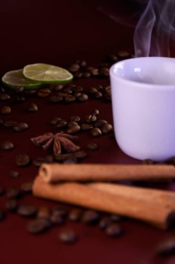 Beyaz bardakta dumanlı mis kokulu kahve.