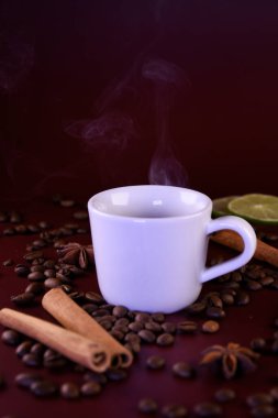 Beyaz bardakta dumanlı mis kokulu kahve.