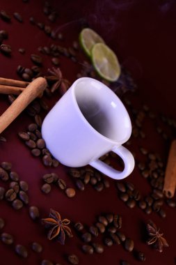 Beyaz bardakta dumanlı mis kokulu kahve.