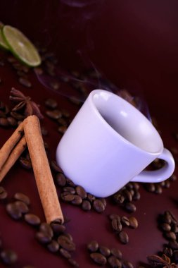 Beyaz bardakta dumanlı mis kokulu kahve.