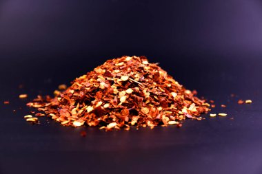 Siyah arka planda siyah bir kasede siyah biber.