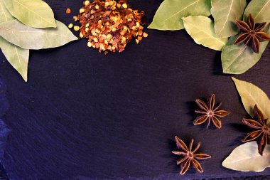 Bardakta domates suyu ve fesleğenli taze domates.