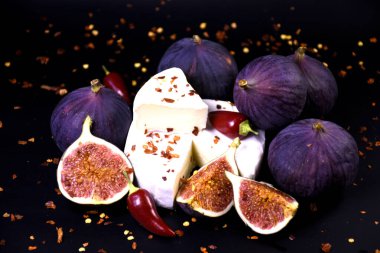 Mor arka planda peynirli ve biberli incir. Baharatlı bir tat. Akdeniz mutfağı.