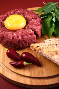 Yumurtalı ve roka aromalı Tatar. Baharatlı taze et. taze yeşiller.