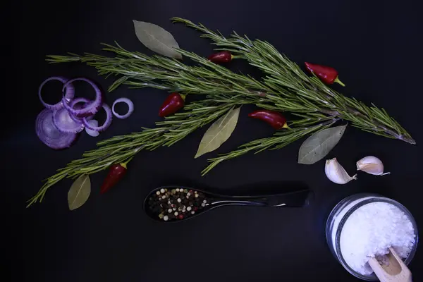 Baharatlı bir buket biberiye şeklinde taze biberiye. Soğan, biber, sarımsak, defne yaprağı, tuz. Et yemeklerine tat ve aroma ekliyorum..