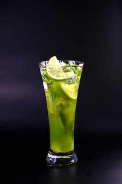 Kokteyller. Çok renkli alkolikler ve alkolsüz kokteyller. Çubuk.