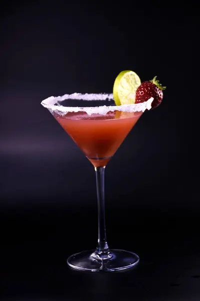 Kokteyller. Çok renkli alkolikler ve alkolsüz kokteyller. Çubuk.