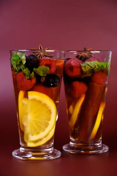 Büyük bardakta böğürtlenli sıcak meyve suyu. Kokteyl, sıcak şarap, alkollü kokteyl.