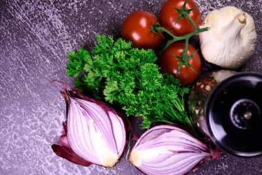 Salata için malzemeler. Yemek pişirmek. Biberlikte biberli mısır. Taze sebzeler ve bitkiler..