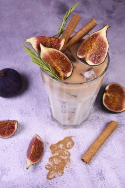 Hafif arka planda bir bardak lezzetli erik reçeli. İncirli milkshake. Sağlıklı vitamin içeceği.