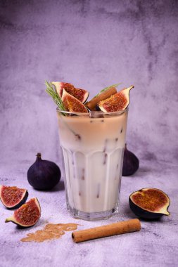 Hafif arka planda bir bardak lezzetli erik reçeli. İncirli milkshake. Sağlıklı vitamin içeceği.