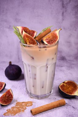 Hafif arka planda bir bardak lezzetli erik reçeli. İncirli milkshake. Sağlıklı vitamin içeceği.