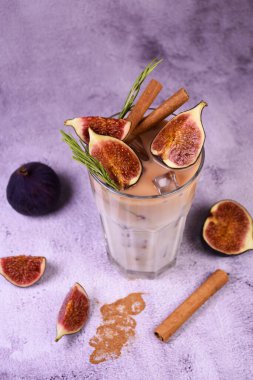 Hafif arka planda bir bardak lezzetli erik reçeli. İncirli milkshake. Sağlıklı vitamin içeceği.