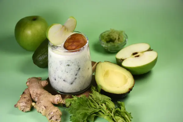 Avokado, krema ve yoğurt. Vitamin yeşili smoothie. Yeşil sebze. Kereviz, avokado, elma. Sebze kokteyli..