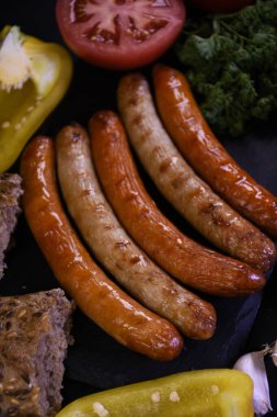 Taze sebze ve ekmekle ızgara sosis. Piknik yemekleri.