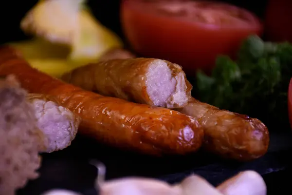 Taze sebze ve ekmekle ızgara sosis. Piknik yemekleri.