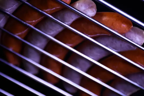 Izgarada sıcak sosis. Izgara için sosis. Piknik yemekleri.