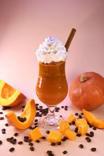 Bir bardak tarçınlı portakal suyu. Krem şantili kabak lastı. Sıcak sonbahar akşamları için sıcak baharatlı içecek. sağlıklı besleyici içecek.