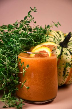 Ahşap zeminde taze balkabağı kokteyli. Kabak havucu püresi. Detoks. Cesedi temizliyorum. Taze sebze..