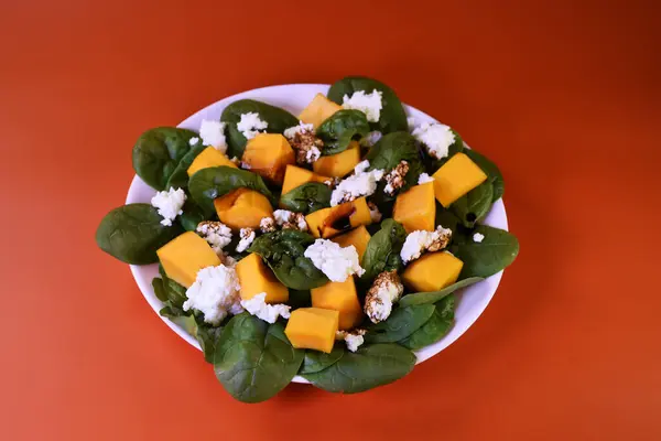 Sağlıklı vejetaryen yemekleri, sağlıklı vejetaryen yemekleri. Ispanaklı fırında balkabağı mevsimlik sebze vitamin salatası. Uygun beslenme,