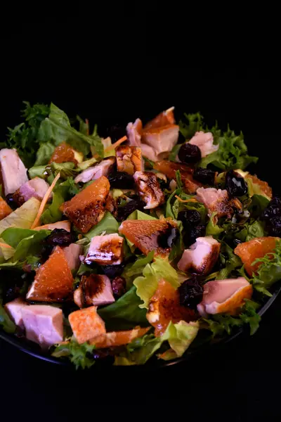 Baharatlı salata, füme tavuk, portakal, yaban mersini ve marul. Dünya mutfağı.