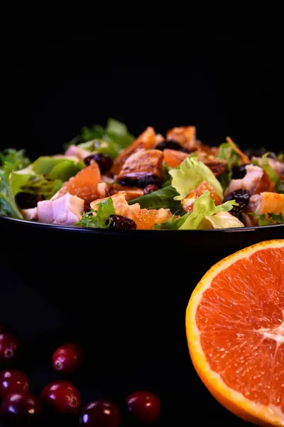 Baharatlı salata, füme tavuk, portakal, yaban mersini ve marul. Dünya mutfağı.