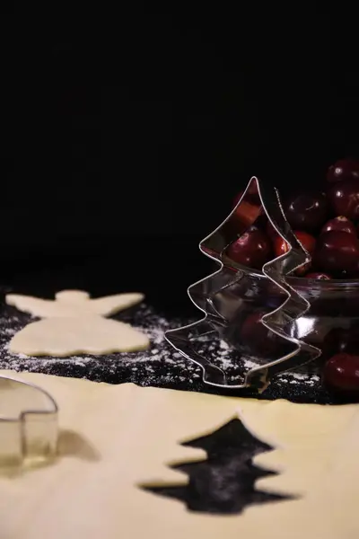 Noel pastası. Noel ağacı şeklinde zencefilli ekmek hamuru, bir melek, bir yıldız. Şenlikli atmosfer.