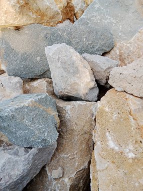 Gri, kahverengi ve beyaz tonlarında doğal taş dokusuna yakın çekim.