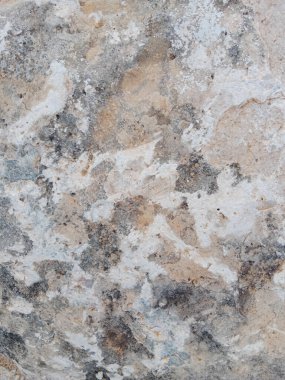 Gri, kahverengi ve beyaz tonlarında doğal taş dokusuna yakın çekim.