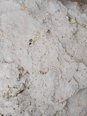 Gri, kahverengi ve beyaz tonlarında doğal taş dokusuna yakın çekim.